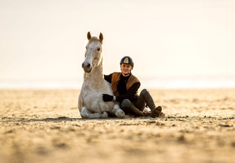 jesse drent liebt es, seine pferde herauszufordern, indem er viele verschiedene dinge mit ihnen macht. hier am strand mit einem von ihnen. foto jesse drent privat.